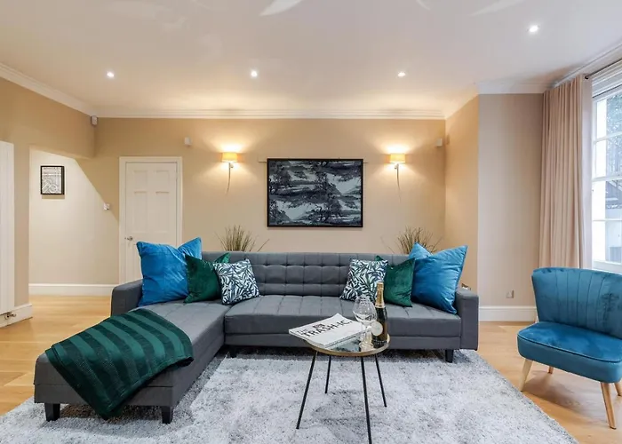 Relaxing And Spacious Kensington Apartment With Patio