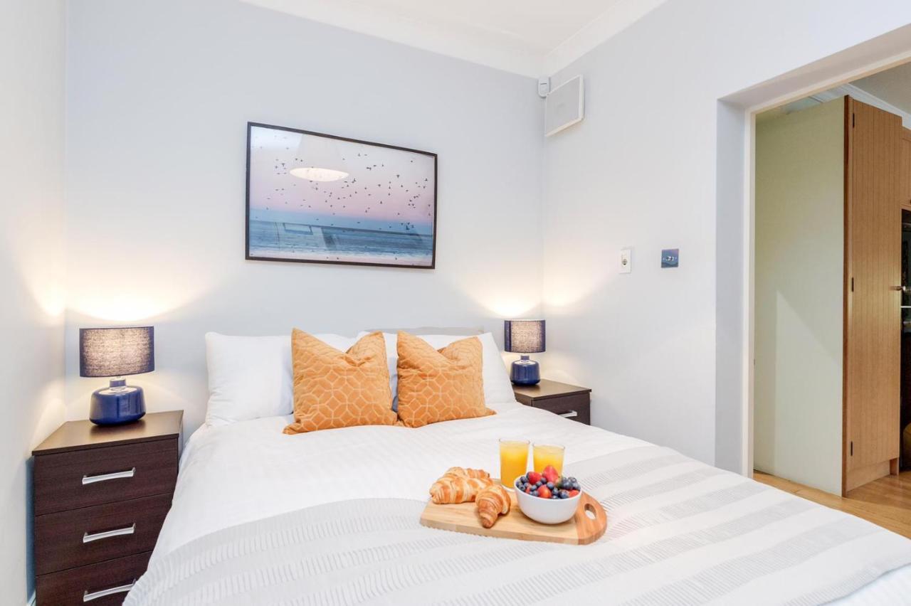 Relaxing And Spacious Kensington With Patio *