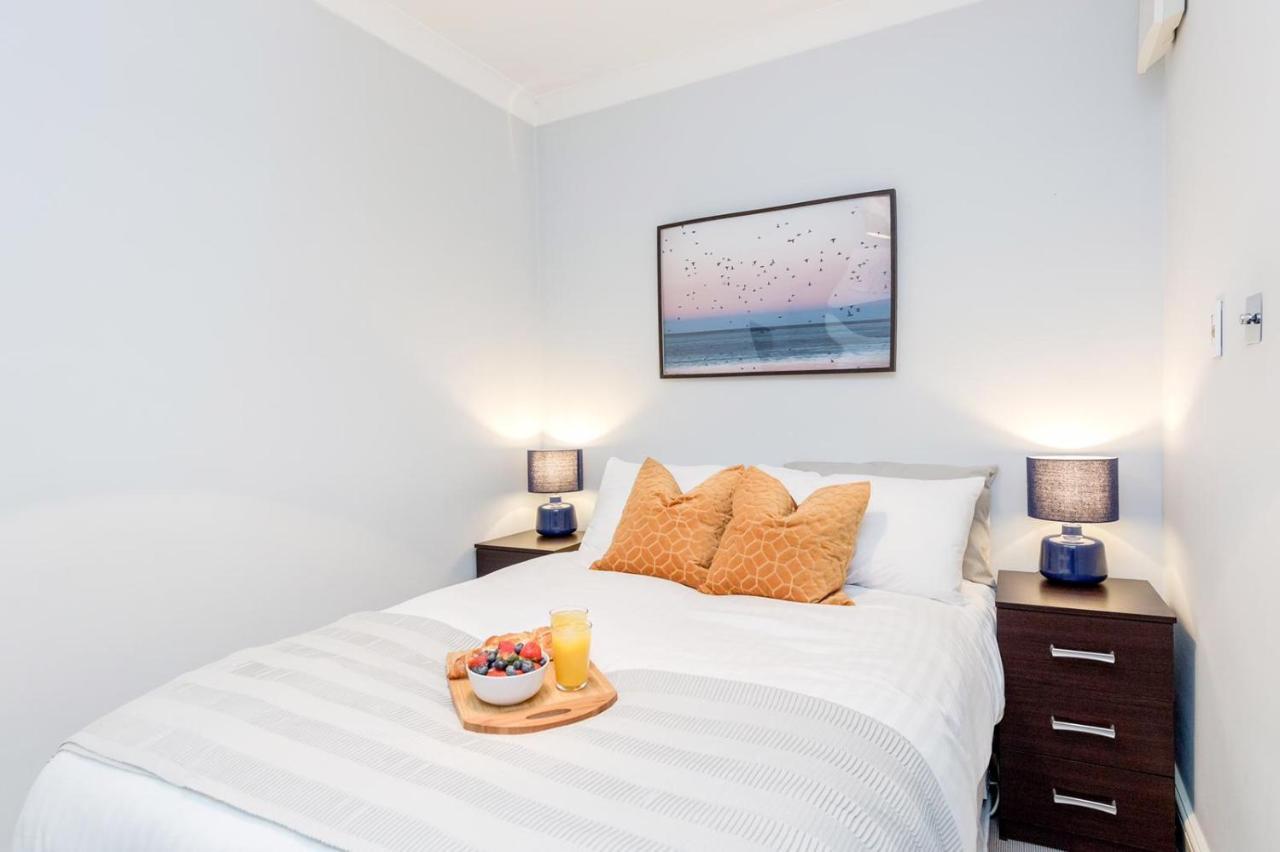 Relaxing And Spacious Kensington With Patio