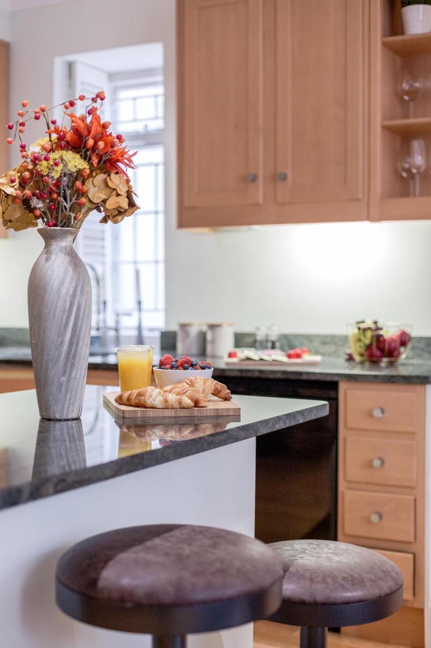 Relaxing And Spacious Kensington With Patio